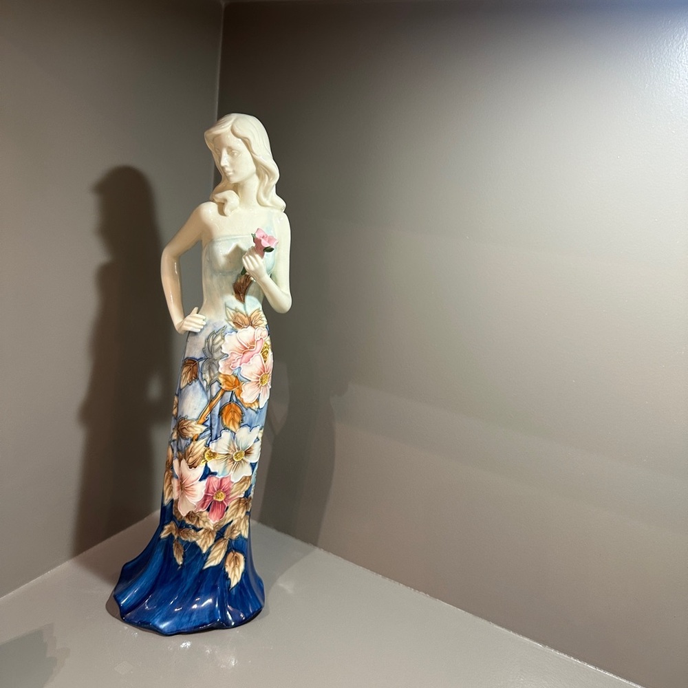 Elegant Floral Figurine in Blue and Cream
Brand Adeline 💕💕💕